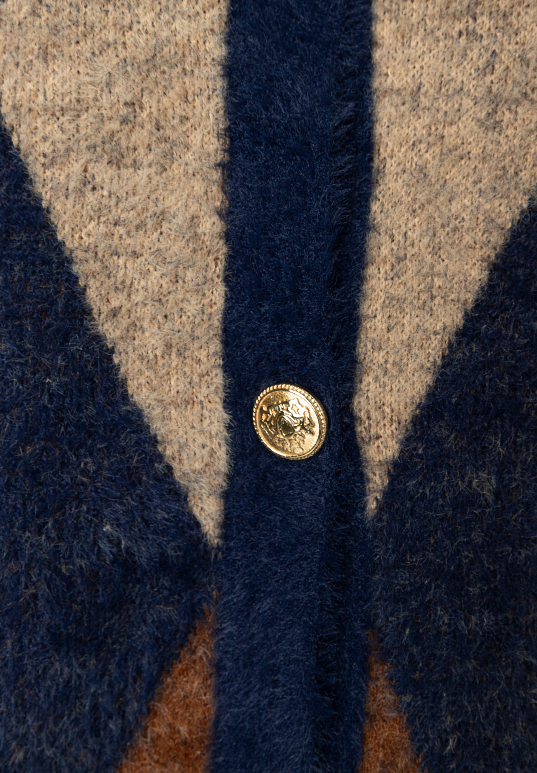 MORE & MORE Strickpullover in Marineblau, Beige und Braun mit goldenem Knopfdetail. Angenehmer Tragekomfort durch elastischen, soften Griff. MORE & MORE Strickpullover in Marineblau, Beige und Braun mit goldenem Knopfdetail. Angenehmer Tragekomfort durch elastischen, soften Griff.