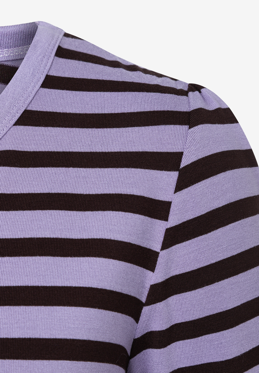 MORE & MORE T-Shirt/Top mit lila-braunen Streifen. Leicht geraffte Schulterpartie. Nahaufnahme