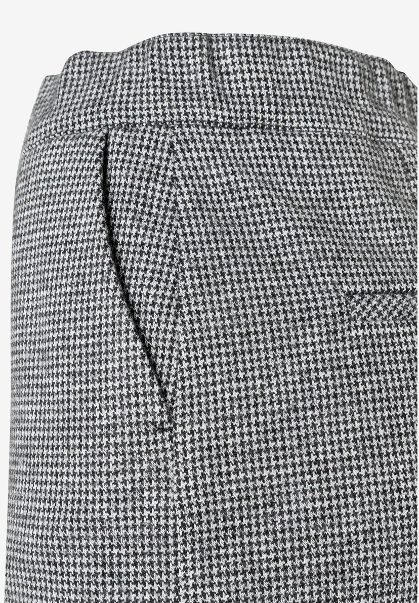 Nahaufnahme vom Bund und einer Tasche des MORE & MORE Rocks mit Hahnentrittmuster. Jersey-Material für Tragekomfort. Nahaufnahme vom Bund und einer Tasche des MORE & MORE Rocks mit Hahnentrittmuster. Jersey-Material für Tragekomfort.