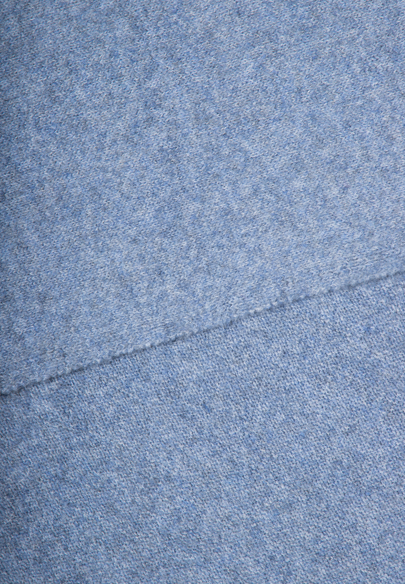 MORE & MORE Accessoires: Blauer Strick-Loop-Schal, Nahaufnahme MORE & MORE Accessoires: Blauer Strick-Loop-Schal, Nahaufnahme