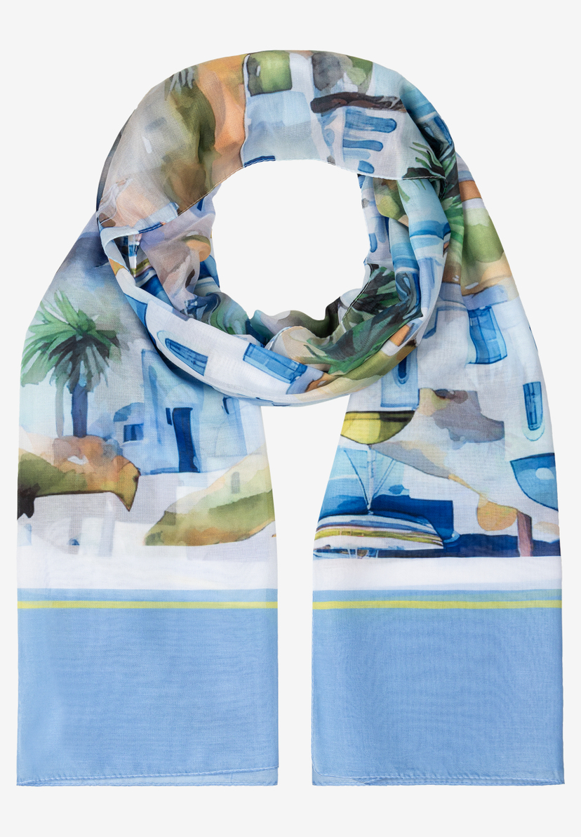 Ein MORE & MORE Accessoire: Ein leichter Schal mit mediterranem Häusermuster in Blau, Grün und Gelb.