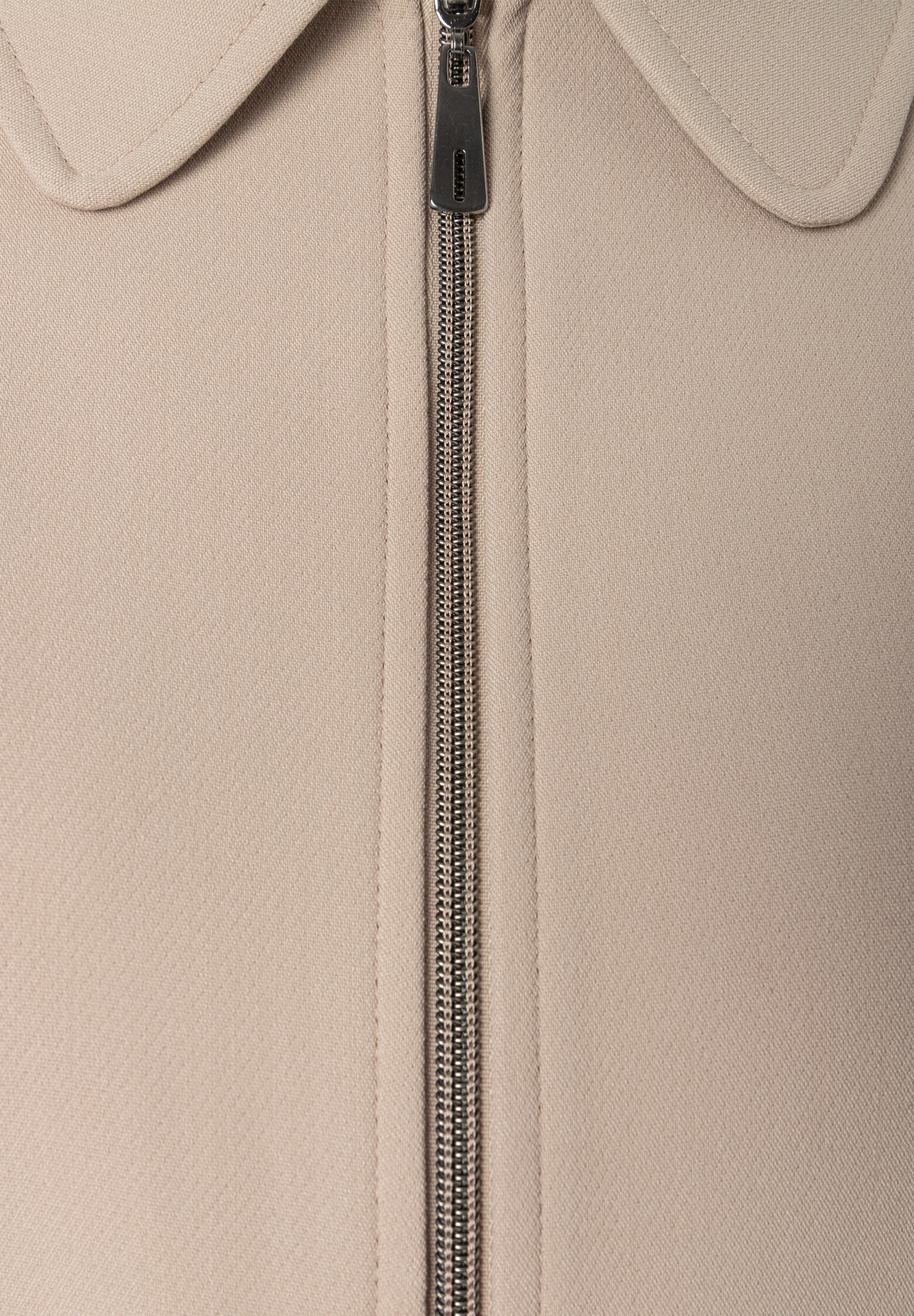 MORE & MORE Kurz-Blazer in Beige mit Reißverschluss, klassischem Kragen und Webware-Struktur für ein elegantes Outfit. MORE & MORE Kurz-Blazer in Beige mit Reißverschluss, klassischem Kragen und Webware-Struktur für ein elegantes Outfit.