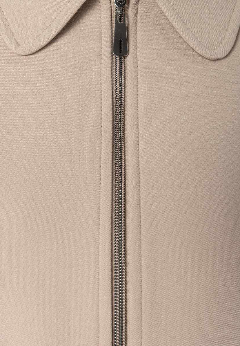 MORE & MORE Kurz-Blazer in Beige mit Reißverschluss, klassischem Kragen und Webware-Struktur für ein elegantes Outfit. MORE & MORE Kurz-Blazer in Beige mit Reißverschluss, klassischem Kragen und Webware-Struktur für ein elegantes Outfit.