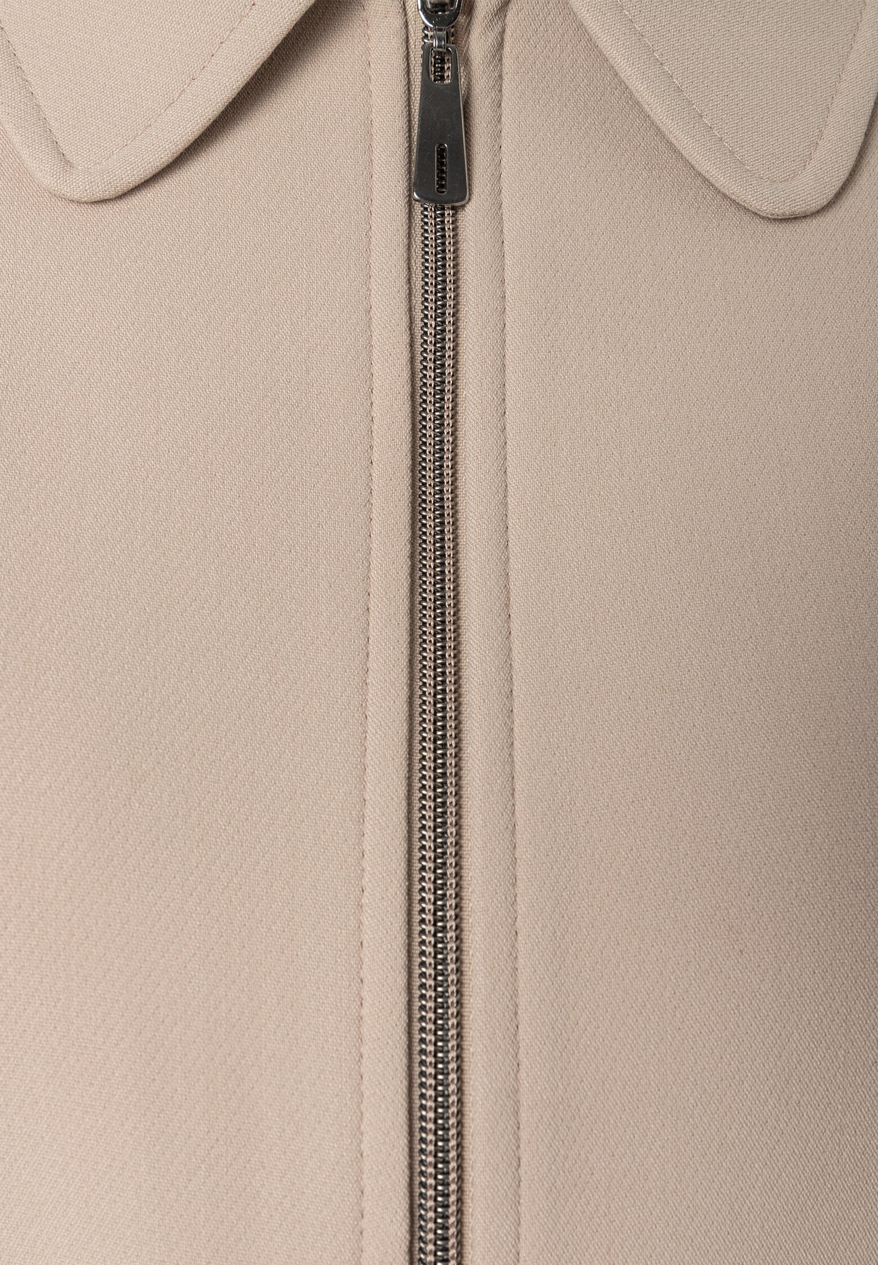 MORE & MORE Kurz-Blazer in Beige mit Reißverschluss, klassischem Kragen und Webware-Struktur für ein elegantes Outfit. MORE & MORE Kurz-Blazer in Beige mit Reißverschluss, klassischem Kragen und Webware-Struktur für ein elegantes Outfit.