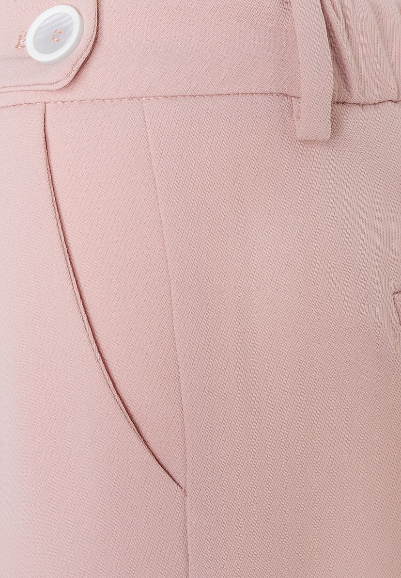 Detailansicht einer MORE & MORE Hose mit Knopf und formstabiler Polyester-Konstruktion. Detailansicht einer MORE & MORE Hose mit Knopf und formstabiler Polyester-Konstruktion.