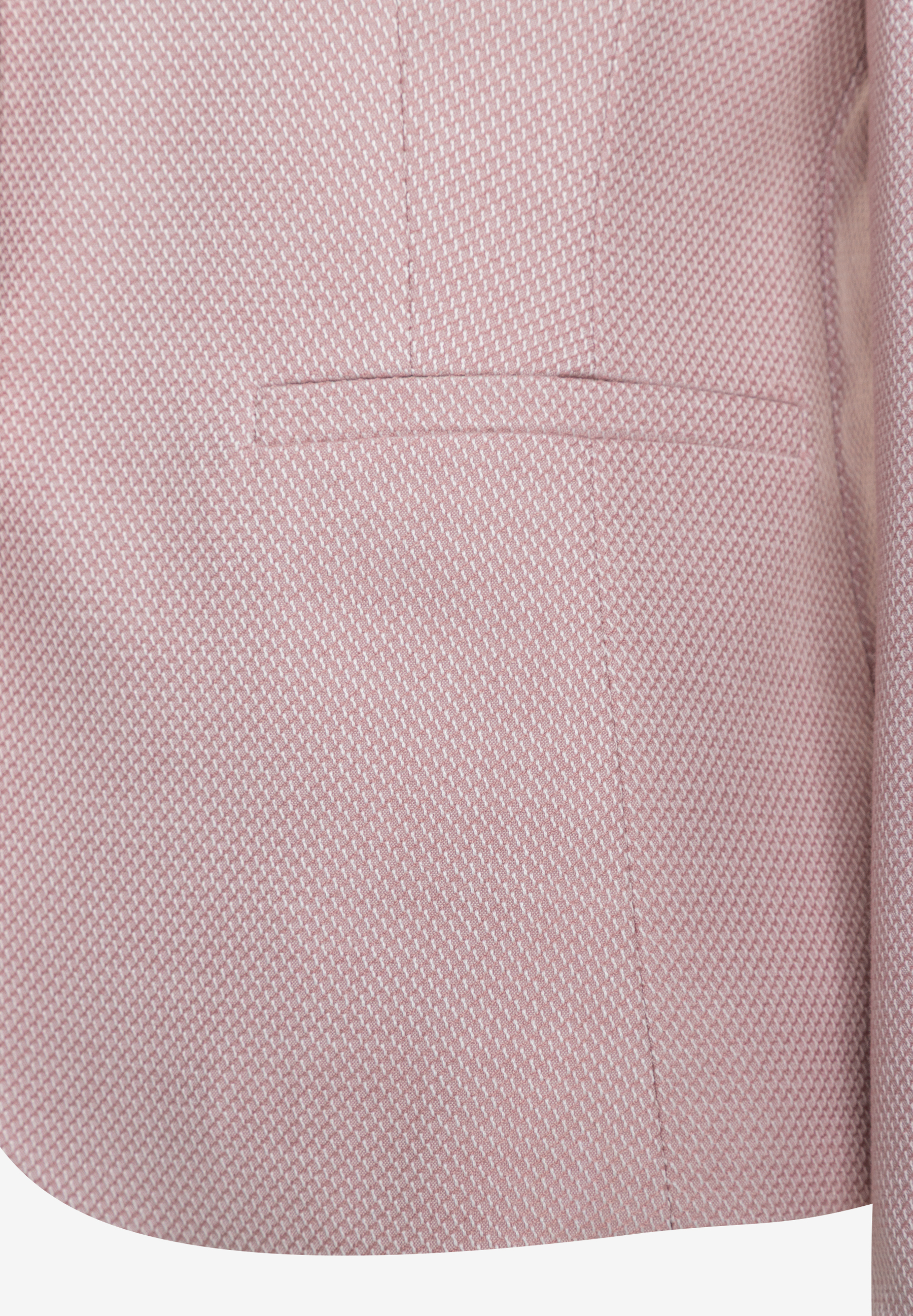 Detailansicht eines MORE & MORE Blazers aus Piqué-Stretch-Material in Rosa mit dezenter Musterung und einer aufgesetzten Tasche. Detailansicht eines MORE & MORE Blazers aus Piqué-Stretch-Material in Rosa mit dezenter Musterung und einer aufgesetzten Tasche.