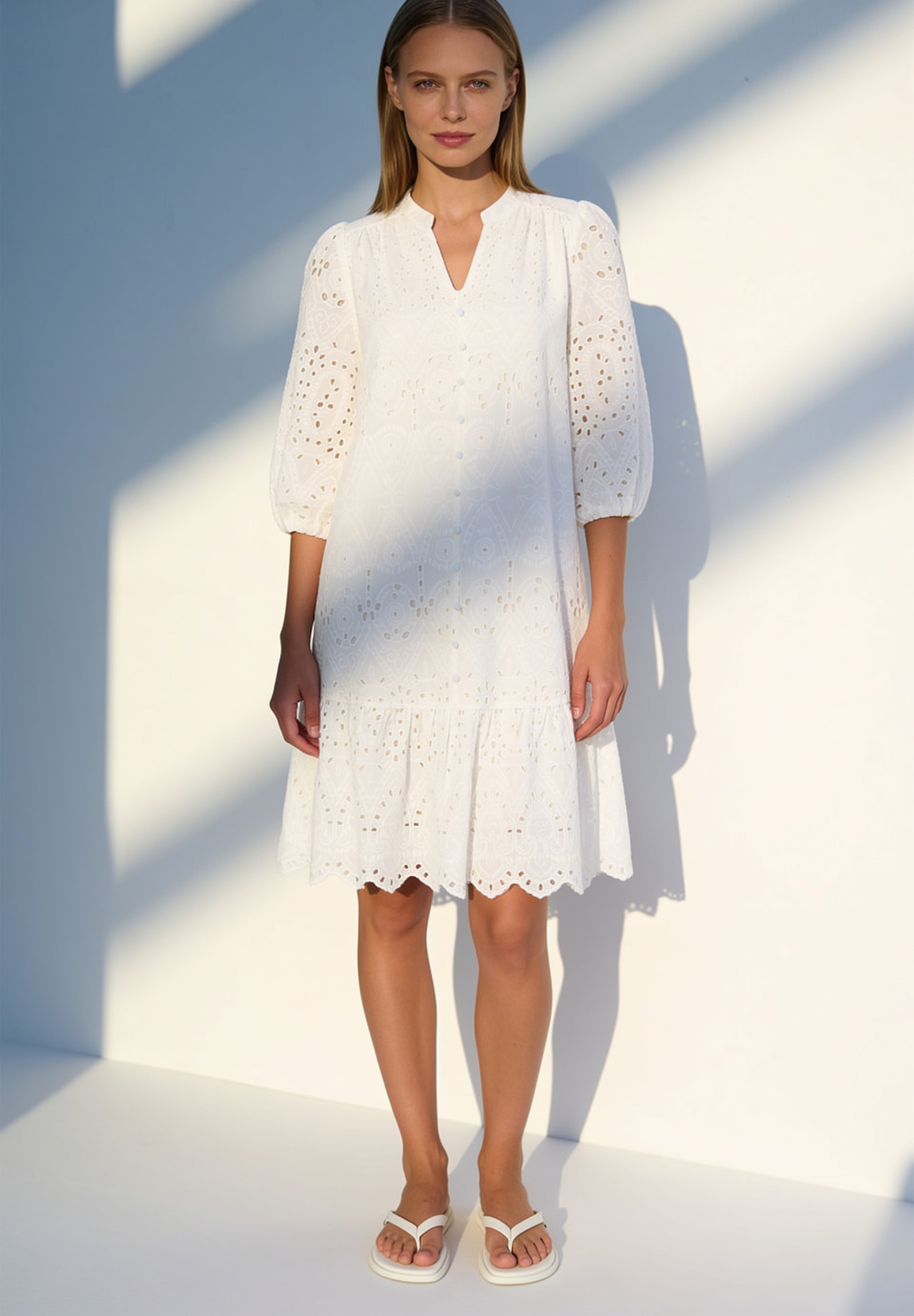 AI generated - MORE & MORE Kleid aus weißer Spitze. Dieses leichte Sommerkleid ist besonders hautfreundlich und komfortabel.