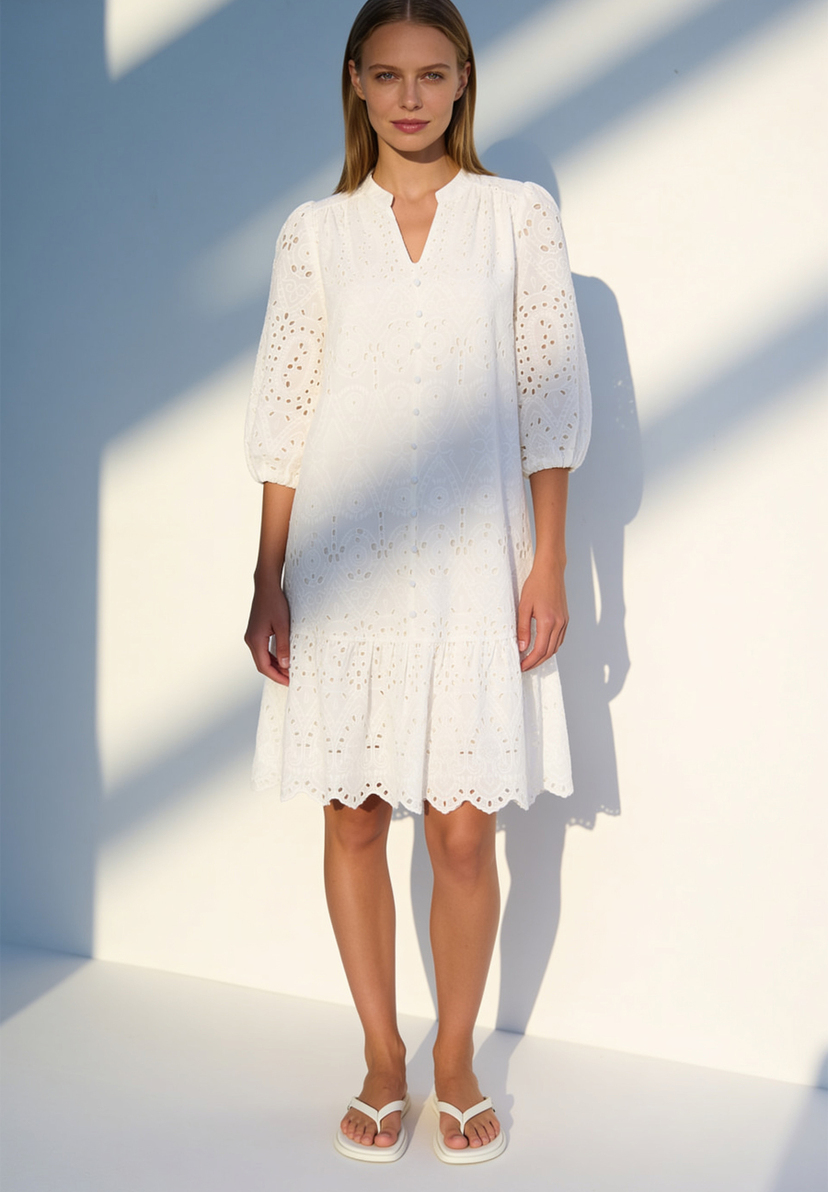 AI generated - MORE & MORE Kleid aus weißer Spitze. Dieses leichte Sommerkleid ist besonders hautfreundlich und komfortabel. AI generated - MORE & MORE Kleid aus weißer Spitze. Dieses leichte Sommerkleid ist besonders hautfreundlich und komfortabel.