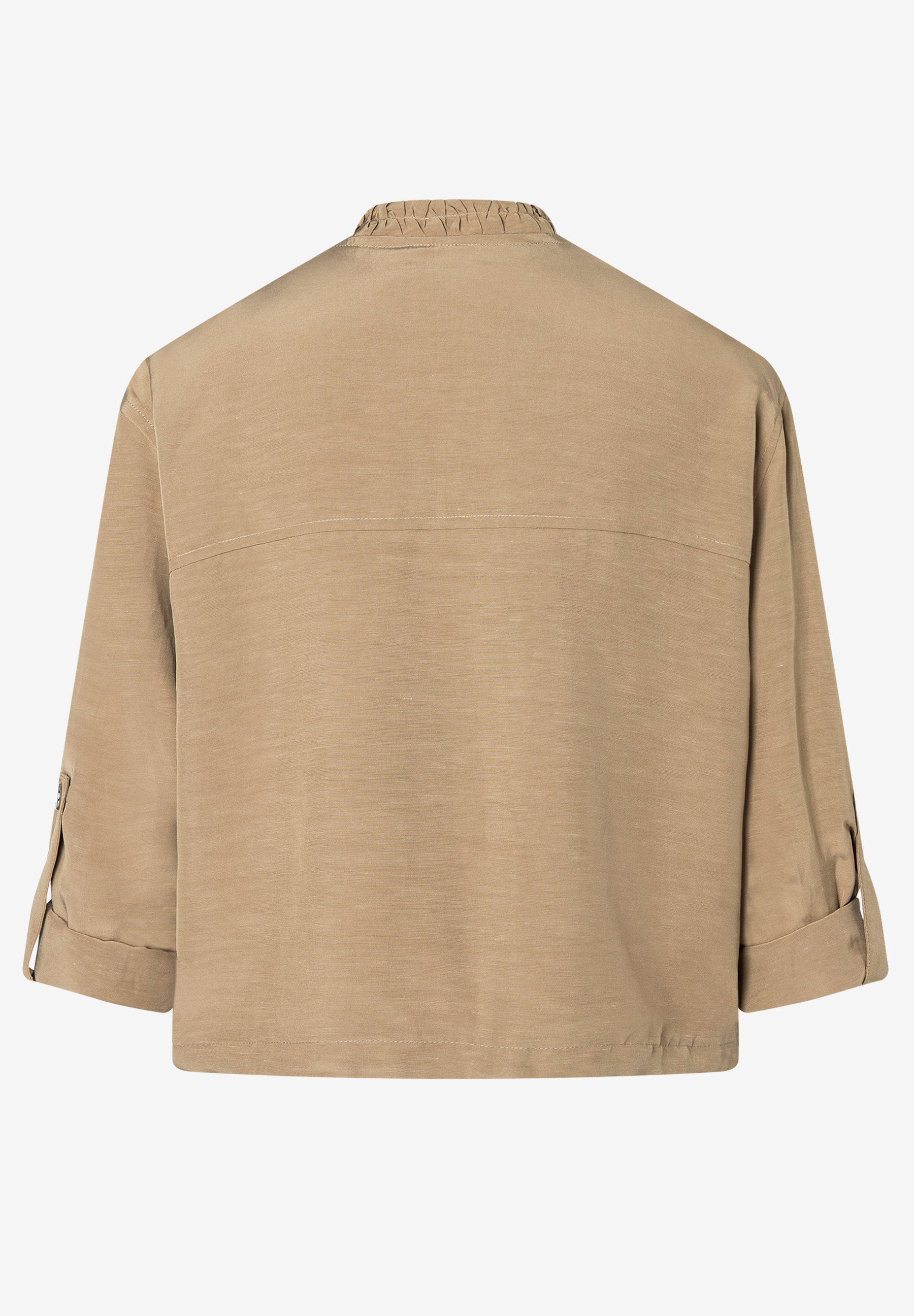 Die hellbraune MORE & MORE Jacke mit krempelbaren 3/4-Ärmeln und gerafftem Stehkragen von hinten. Die hellbraune MORE & MORE Jacke mit krempelbaren 3/4-Ärmeln und gerafftem Stehkragen von hinten.