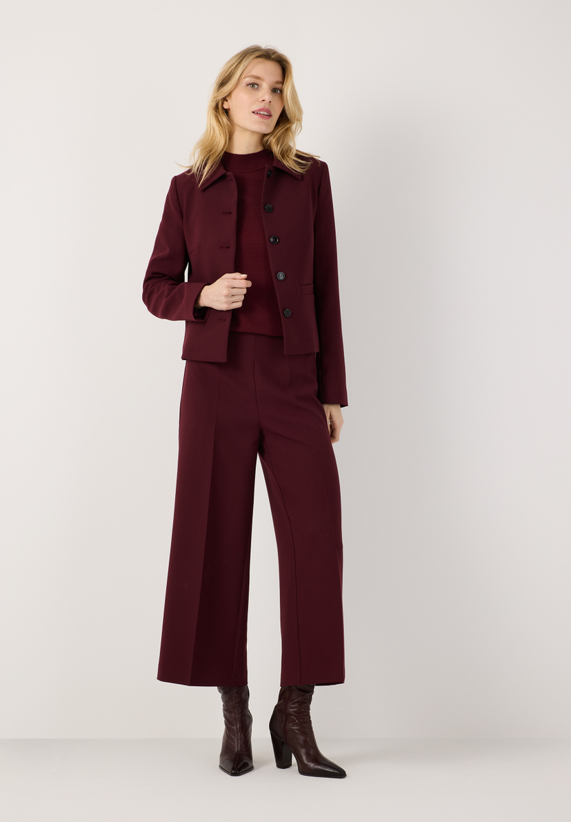 MORE & MORE Feinstrick-Pullover in elegantem Burgund. Angenehmer Tragekomfort, elastisch, hautfreundlich. Lässiger Style.