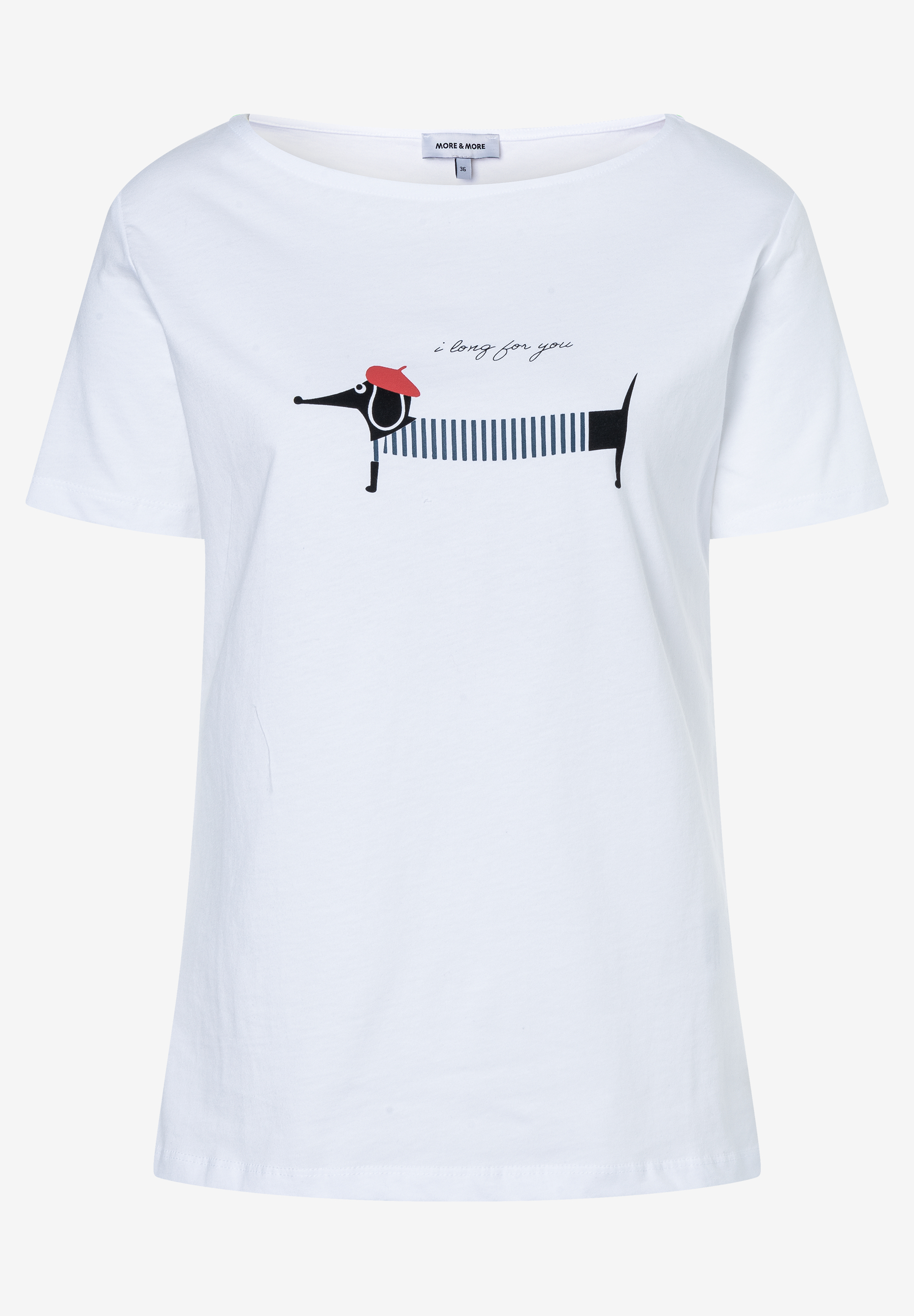 Ein weißes MORE & MORE T-Shirt mit einem Dackel mit roter Baskenmütze und dem Schriftzug „i long for you“. Ein weißes MORE & MORE T-Shirt mit einem Dackel mit roter Baskenmütze und dem Schriftzug „i long for you“.