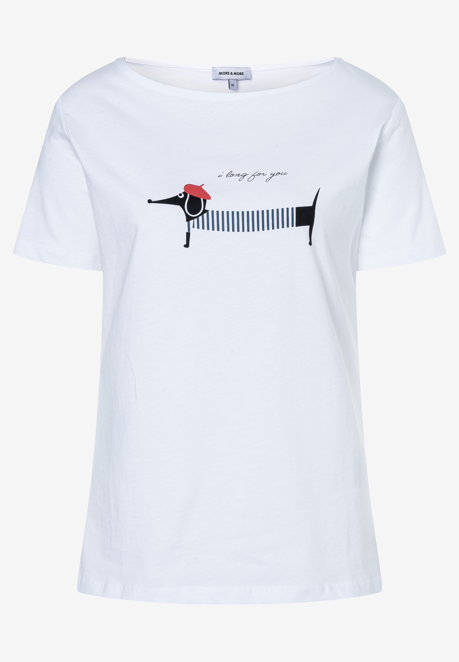 Ein weißes MORE & MORE T-Shirt mit einem Dackel mit roter Baskenmütze und dem Schriftzug „i long for you“. Ein weißes MORE & MORE T-Shirt mit einem Dackel mit roter Baskenmütze und dem Schriftzug „i long for you“.
