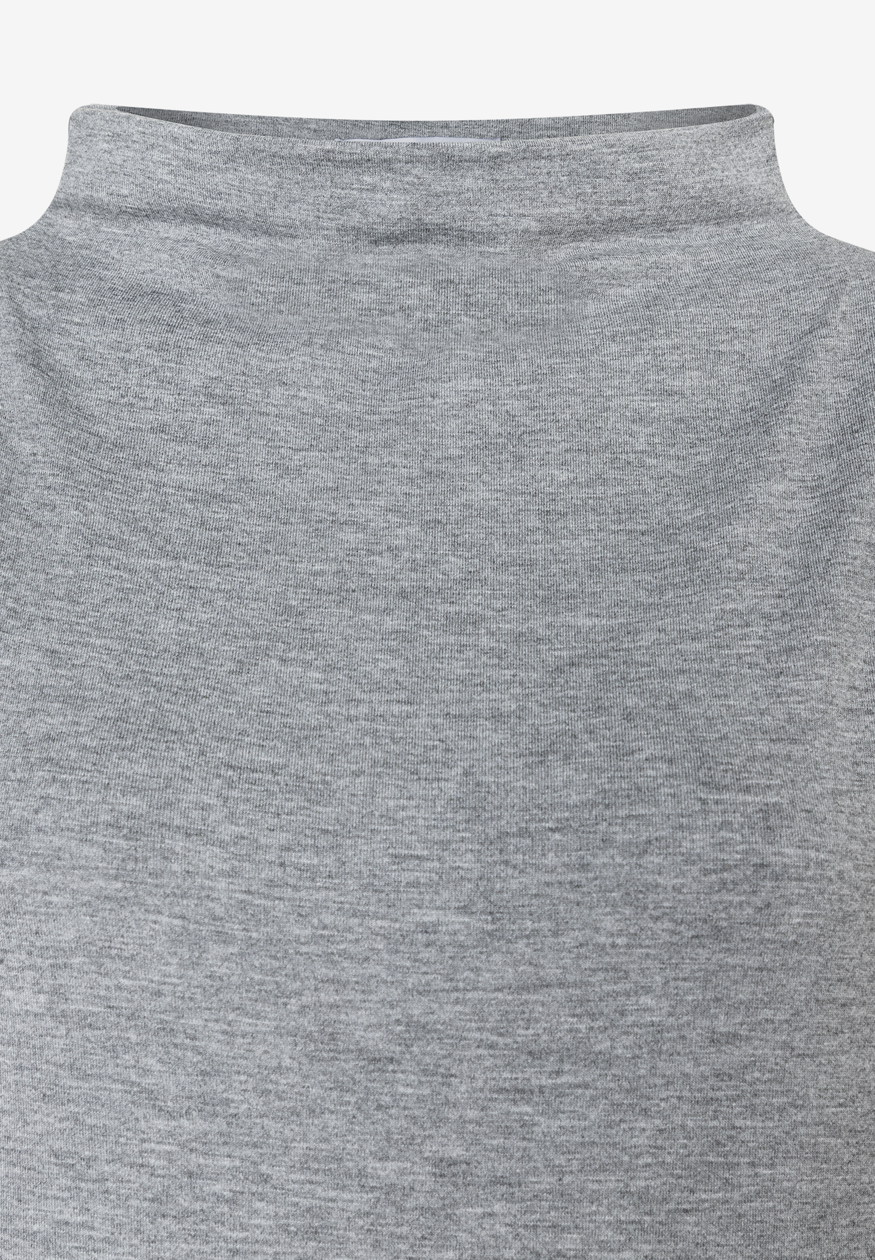 Nahaufnahme eines grauen MORE & MORE Oberteils aus Jersey mit hohem Kragen. Nahaufnahme eines grauen MORE & MORE Oberteils aus Jersey mit hohem Kragen.