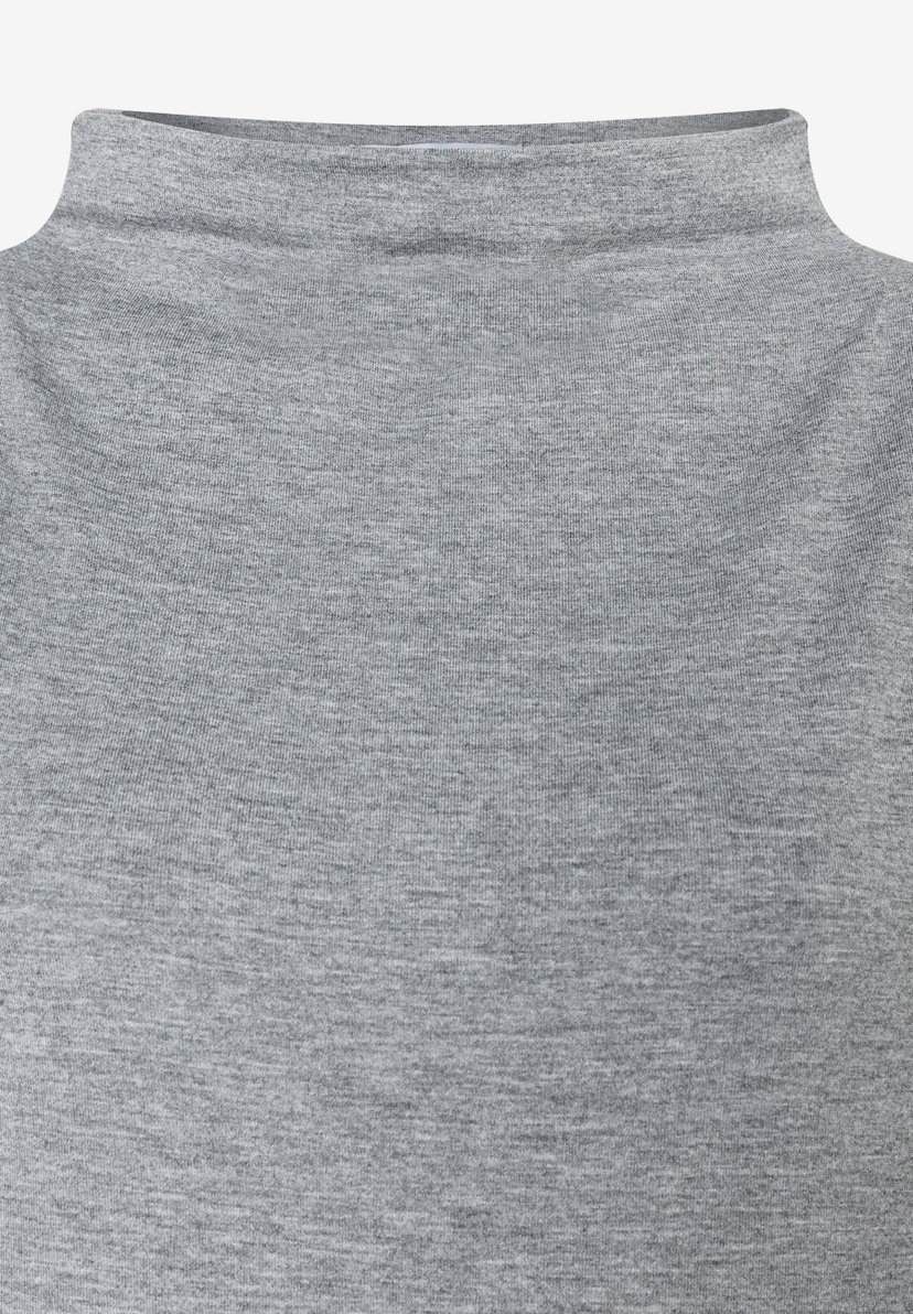 Nahaufnahme eines grauen MORE & MORE Oberteils aus Jersey mit hohem Kragen. Nahaufnahme eines grauen MORE & MORE Oberteils aus Jersey mit hohem Kragen.