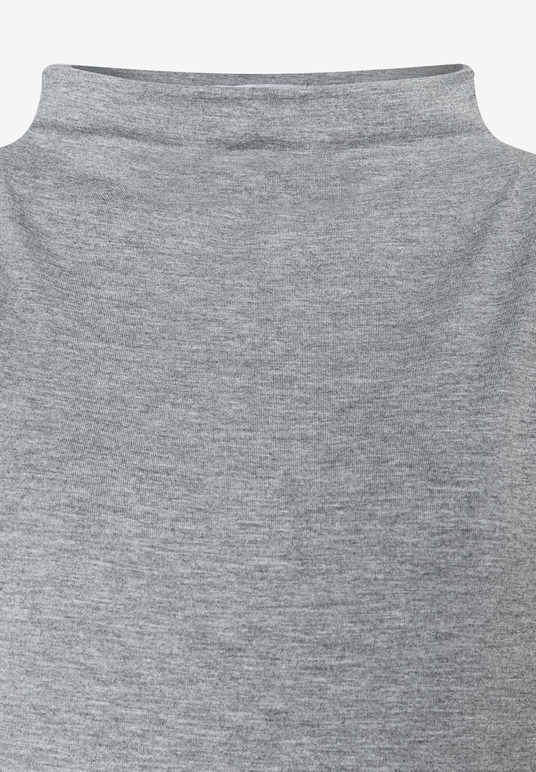 Nahaufnahme eines grauen MORE & MORE Oberteils aus Jersey mit hohem Kragen. Nahaufnahme eines grauen MORE & MORE Oberteils aus Jersey mit hohem Kragen.