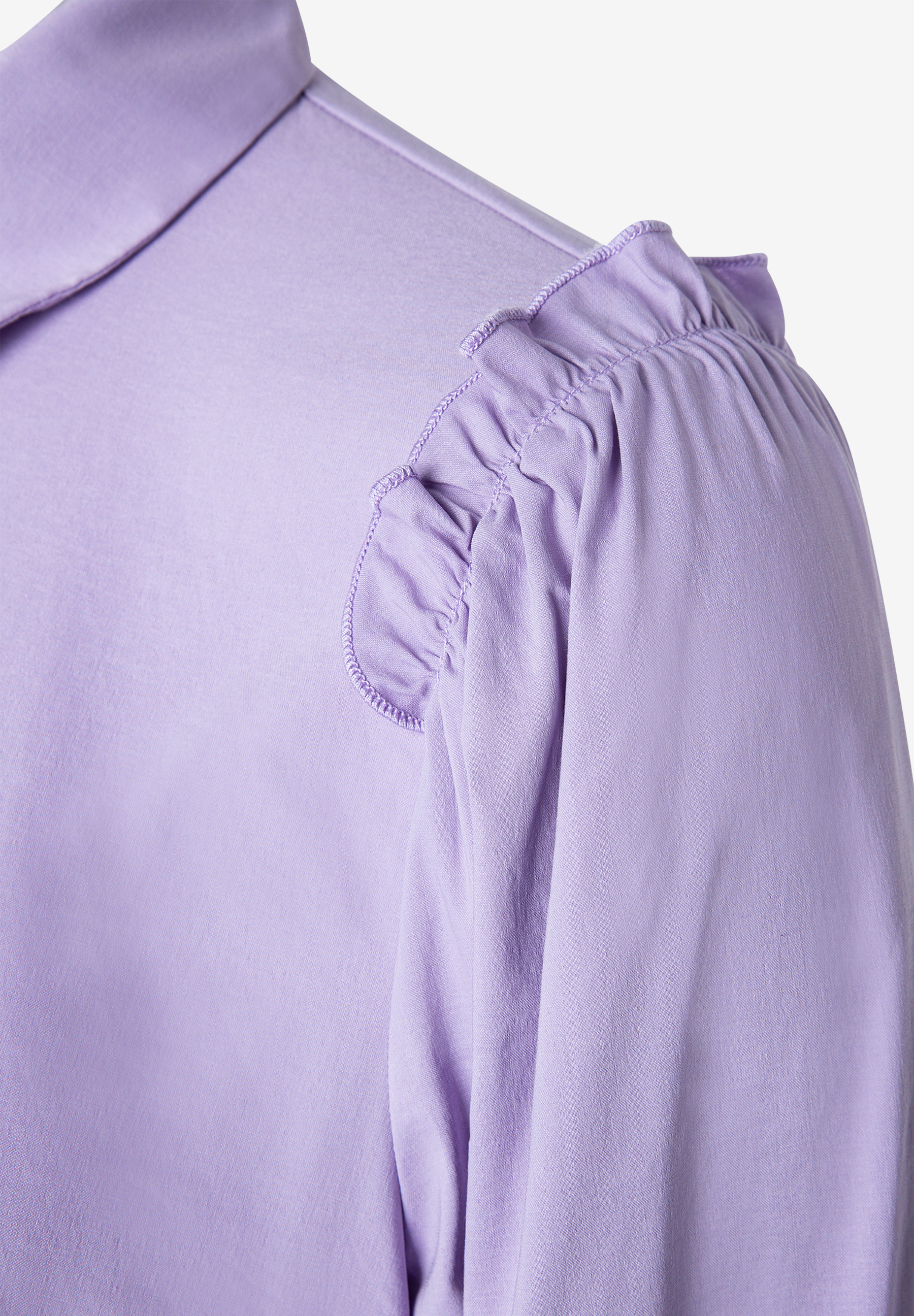 MORE & MORE Bluse in zartem Lila mit eleganten Rüschen an den Ärmeln. Perfekt für einen femininen Look. MORE & MORE Bluse in zartem Lila mit eleganten Rüschen an den Ärmeln. Perfekt für einen femininen Look.