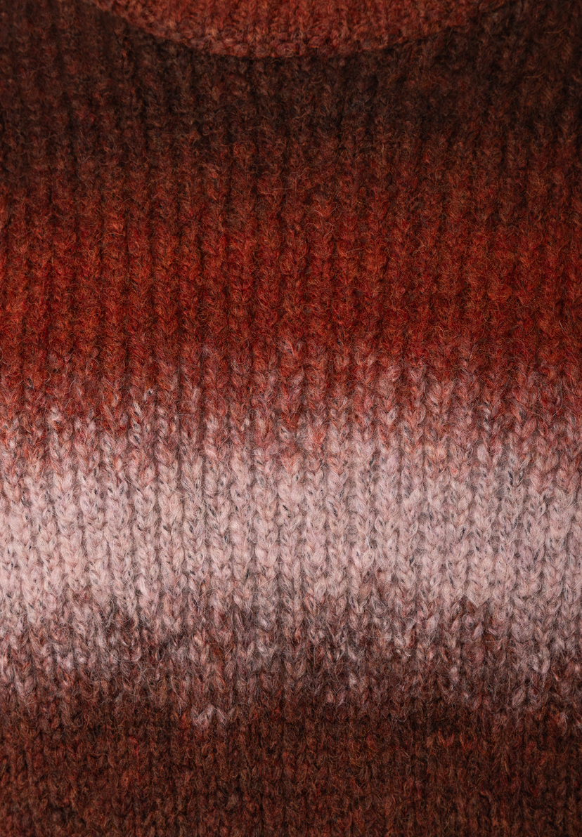 MORE & MORE Pullover: Detailaufnahme eines Strickpullovers mit Ombre-Farbverlauf von Dunkelbraun über Rotbraun bis Hellrosa. MORE & MORE Pullover: Detailaufnahme eines Strickpullovers mit Ombre-Farbverlauf von Dunkelbraun über Rotbraun bis Hellrosa.
