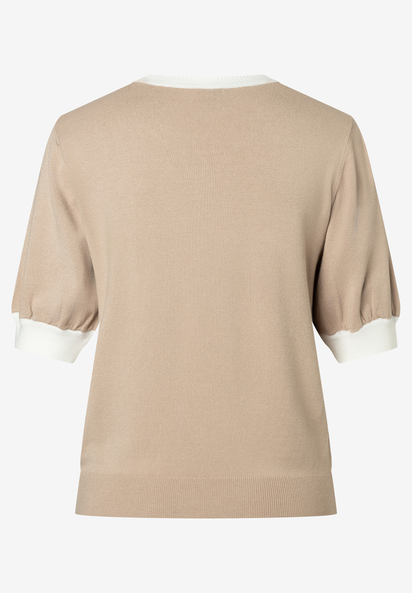 Ein beiger Feinstrick-Pullover von MORE & MORE mit weißen Akzenten an Kragen und Ärmeln. Angenehm, elastisch und hautfreundlich.