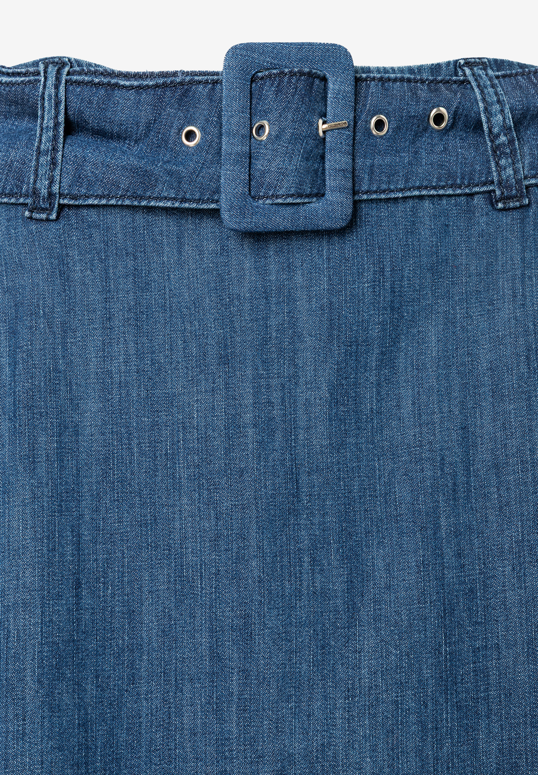 Detailansicht eines MORE & MORE Jeansrocks mit Gürtelschlaufen und großer, eckiger Gürtelschnalle. Detailansicht eines MORE & MORE Jeansrocks mit Gürtelschlaufen und großer, eckiger Gürtelschnalle.