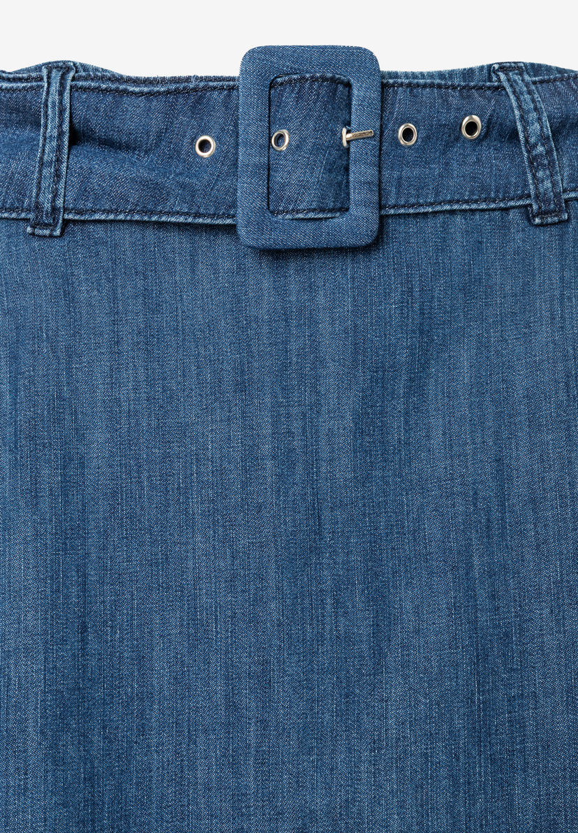 Detailansicht eines MORE & MORE Jeansrocks mit Gürtelschlaufen und großer, eckiger Gürtelschnalle. Detailansicht eines MORE & MORE Jeansrocks mit Gürtelschlaufen und großer, eckiger Gürtelschnalle.