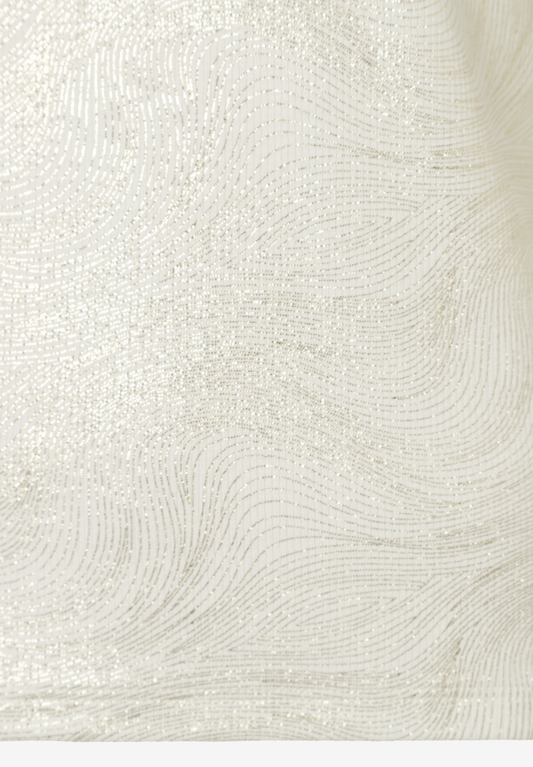 Nahaufnahme von MORE & MORE Oberteil mit glänzender Jersey-Textur und wellenförmigem Muster. Nahaufnahme von MORE & MORE Oberteil mit glänzender Jersey-Textur und wellenförmigem Muster.