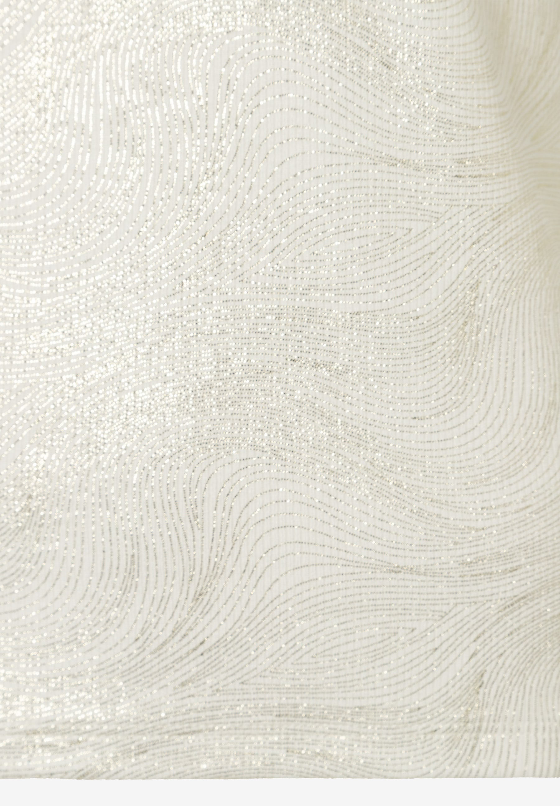 Nahaufnahme von MORE & MORE Oberteil mit glänzender Jersey-Textur und wellenförmigem Muster. Nahaufnahme von MORE & MORE Oberteil mit glänzender Jersey-Textur und wellenförmigem Muster.