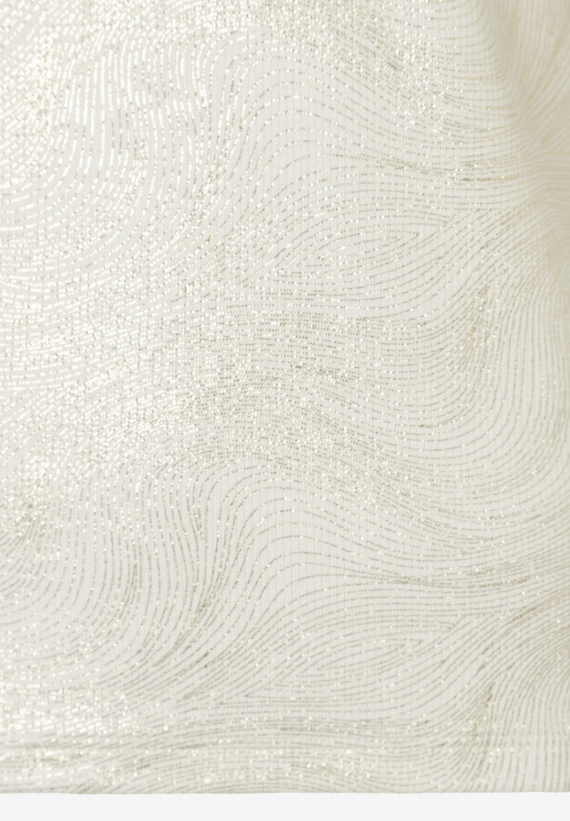 Nahaufnahme von MORE & MORE Oberteil mit glänzender Jersey-Textur und wellenförmigem Muster. Nahaufnahme von MORE & MORE Oberteil mit glänzender Jersey-Textur und wellenförmigem Muster.