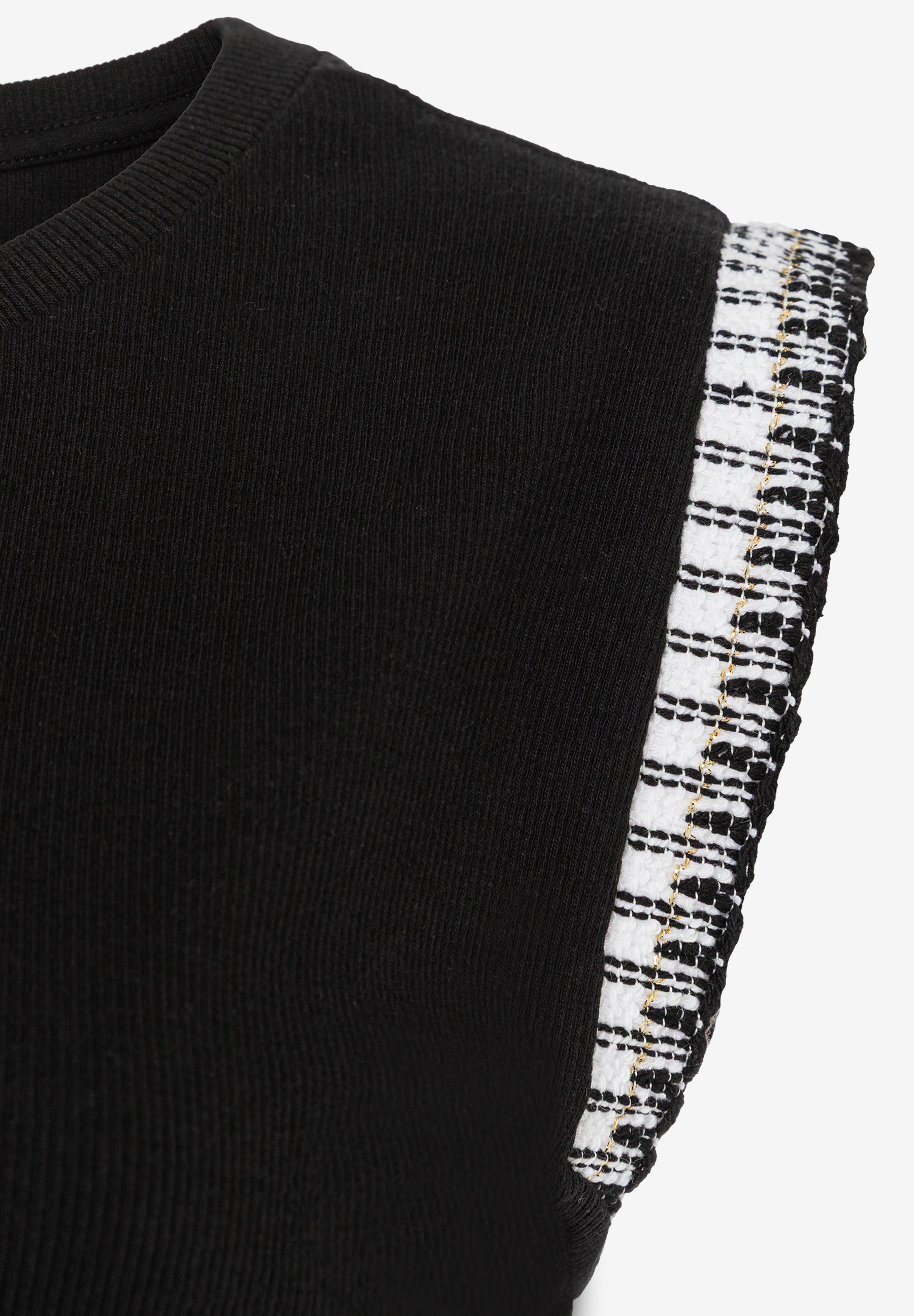 MORE & MORE schwarzes MORE & MORE Oberteil mit Rippstruktur und gemustertem Ärmelabschluss in Schwarz, Weiß & Gold. MORE & MORE schwarzes MORE & MORE Oberteil mit Rippstruktur und gemustertem Ärmelabschluss in Schwarz, Weiß & Gold.