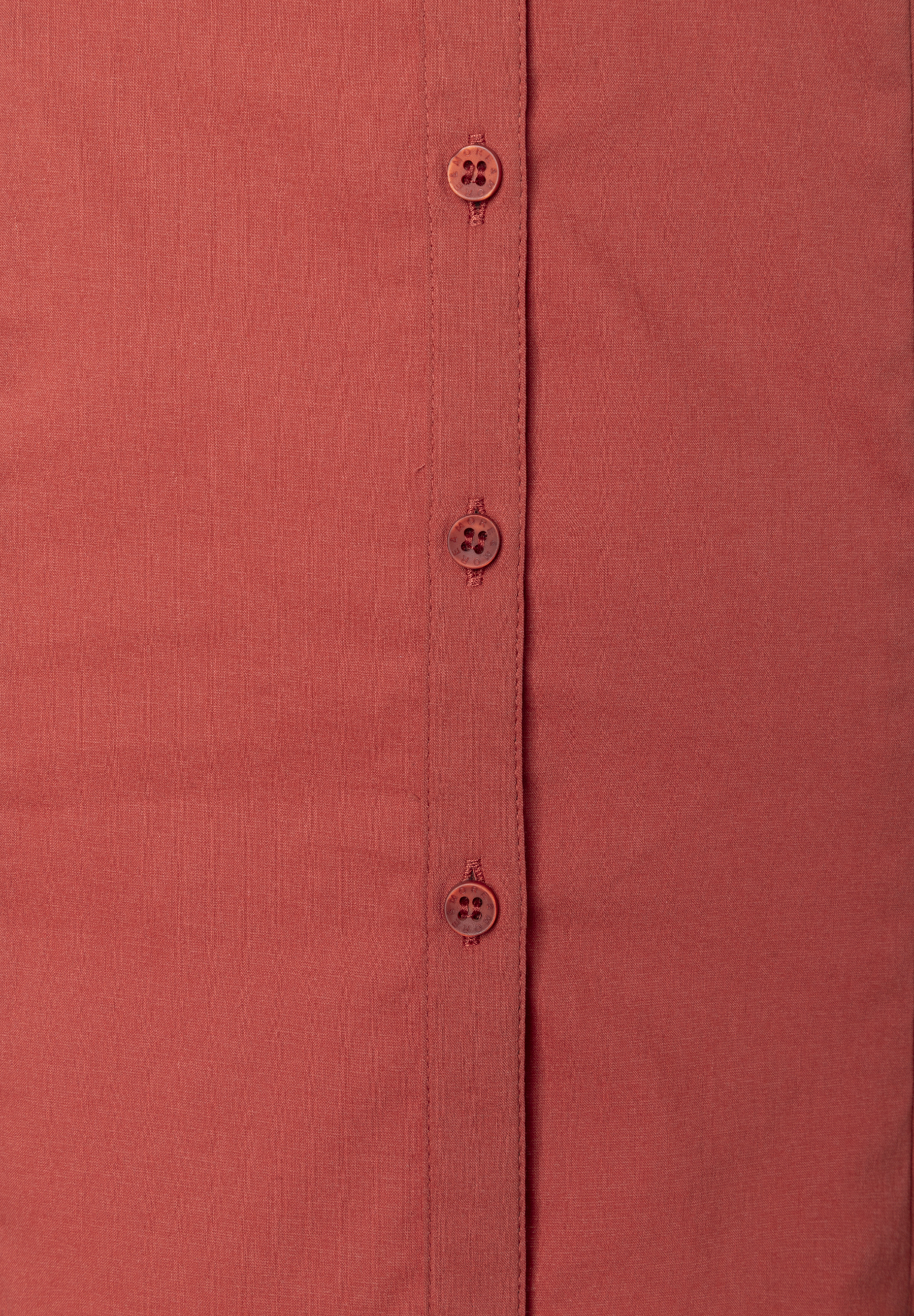 MORE & MORE Bluse: Eine Nahaufnahme zeigt drei rötlich-braune Knöpfe mit eingeprägtem Logo auf einer passenden Knopfleiste.