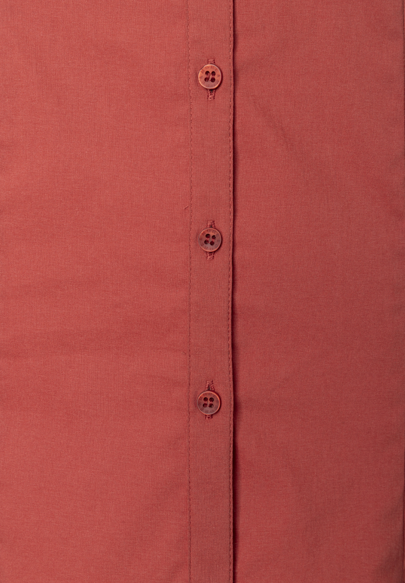 MORE & MORE Bluse: Eine Nahaufnahme zeigt drei rötlich-braune Knöpfe mit eingeprägtem Logo auf einer passenden Knopfleiste. MORE & MORE Bluse: Eine Nahaufnahme zeigt drei rötlich-braune Knöpfe mit eingeprägtem Logo auf einer passenden Knopfleiste.
