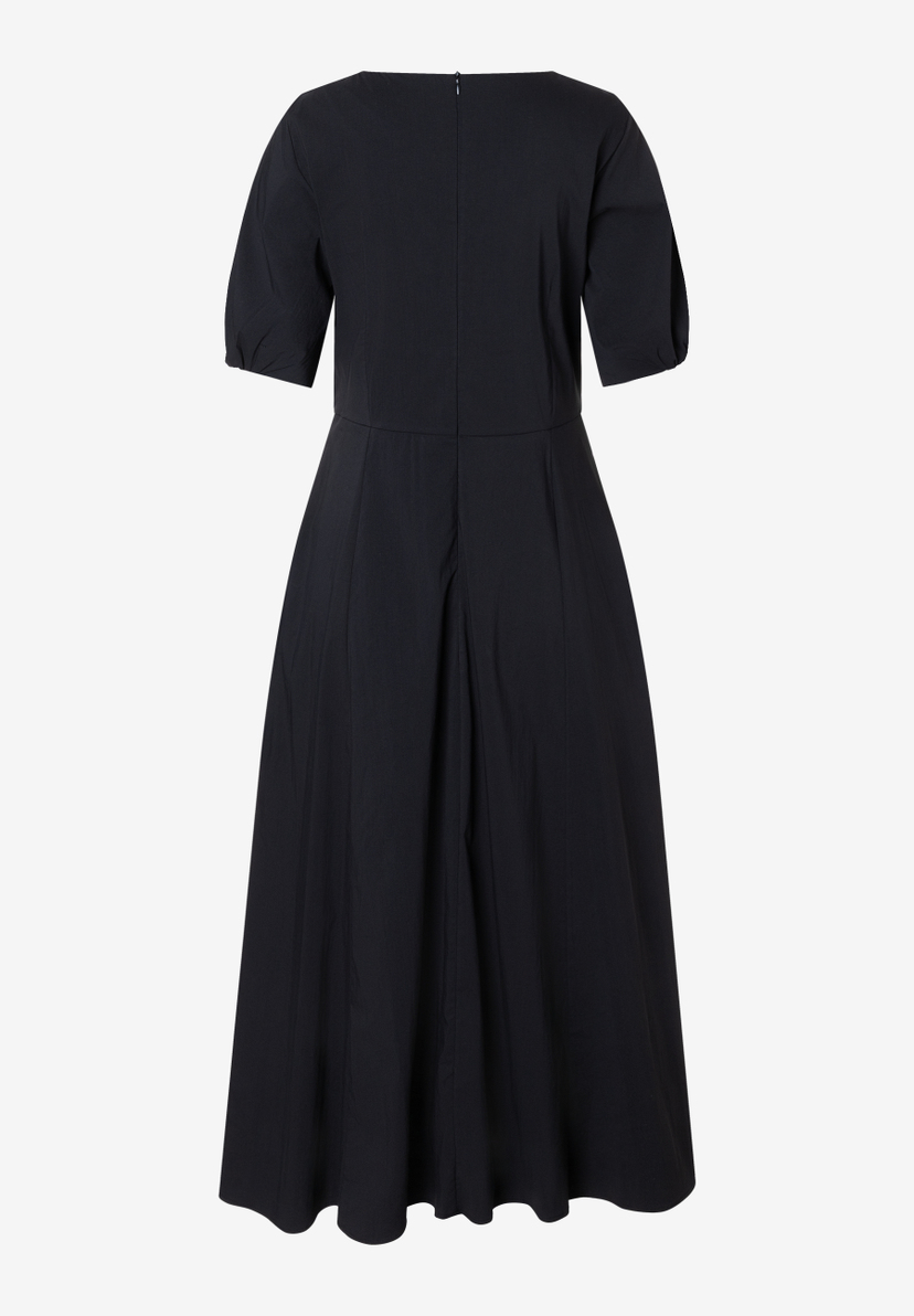 Ein MORE & MORE-Oberteil, ein schwarzes Kleid aus Popeline mit kurzen Ärmeln, elastisch und hautfreundlich. Ein MORE & MORE-Oberteil, ein schwarzes Kleid aus Popeline mit kurzen Ärmeln, elastisch und hautfreundlich.