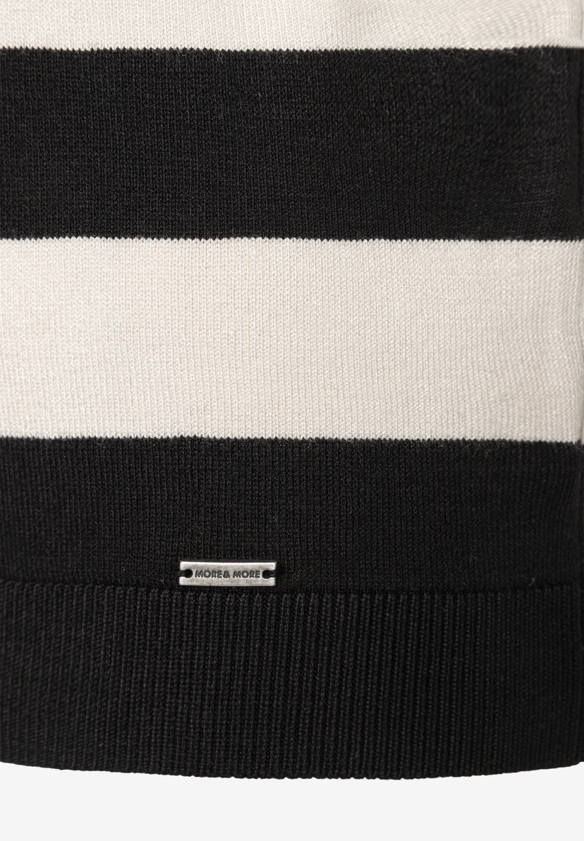Nahaufnahme eines schwarz-weiß gestreiften MORE & MORE Feinstrick-Pullovers. Nahaufnahme eines schwarz-weiß gestreiften MORE & MORE Feinstrick-Pullovers.