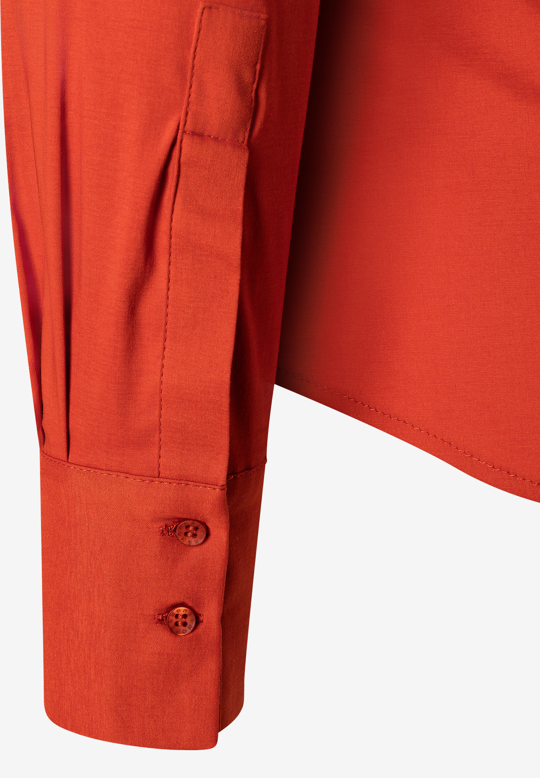 Detailansicht einer orangefarbenen MORE & MORE Bluse mit Manschette und zwei Knöpfen. Detailansicht einer orangefarbenen MORE & MORE Bluse mit Manschette und zwei Knöpfen.