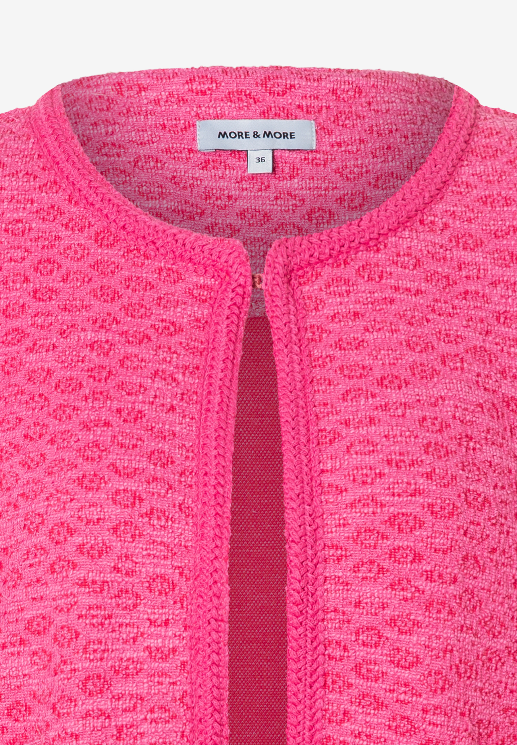 Nahaufnahme von MORE & MORE Oberteil, pinkfarben, mit Webmuster und Etikett. Nahaufnahme von MORE & MORE Oberteil, pinkfarben, mit Webmuster und Etikett.