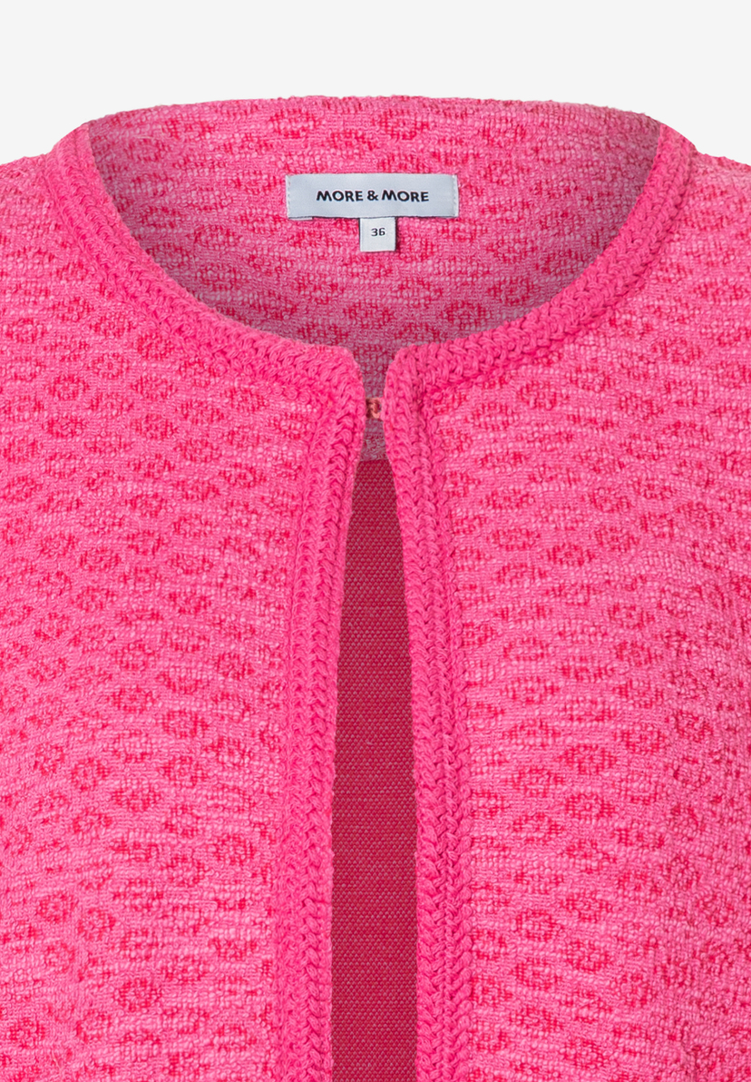 Nahaufnahme von MORE & MORE Oberteil, pinkfarben, mit Webmuster und Etikett. Nahaufnahme von MORE & MORE Oberteil, pinkfarben, mit Webmuster und Etikett.