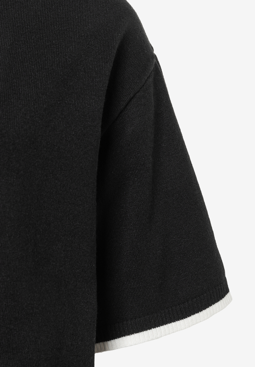 Nahaufnahme eines schwarzen Feinstrick-Oberteils von MORE & MORE mit kurzem Ärmel und weißem Saum. Nahaufnahme eines schwarzen Feinstrick-Oberteils von MORE & MORE mit kurzem Ärmel und weißem Saum.