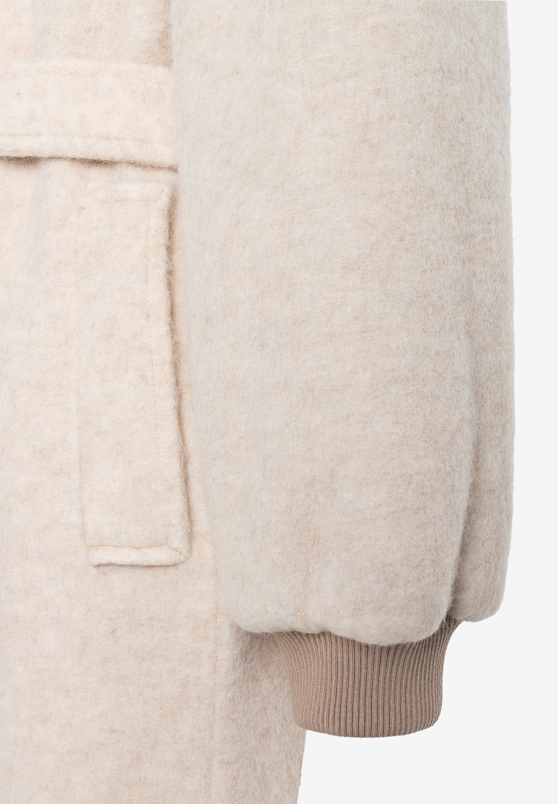 MORE & MORE Wolljacke: Detailaufnahme des Ärmels mit geripptem Bündchen und der flauschigen Textur. MORE & MORE Wolljacke: Detailaufnahme des Ärmels mit geripptem Bündchen und der flauschigen Textur.