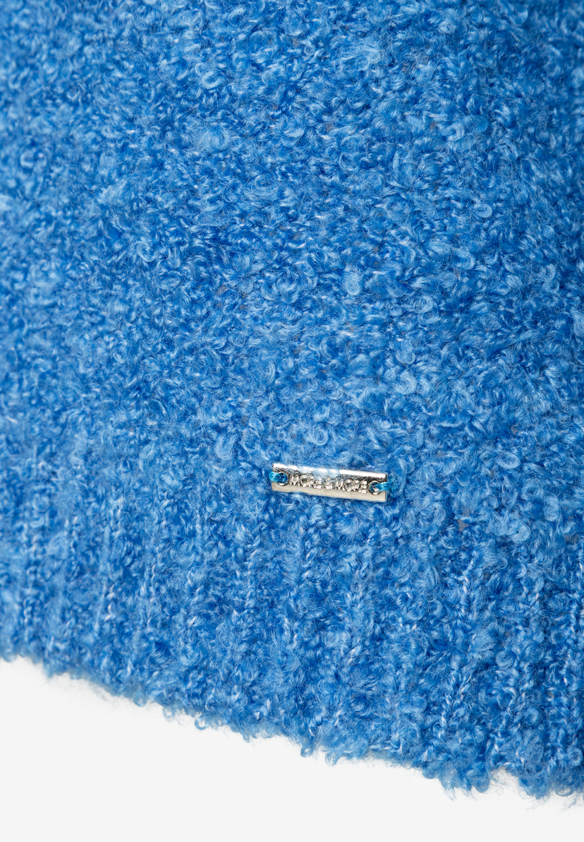 Nahaufnahme eines blauen MORE & MORE Bouclé-Oberteils mit Logo-Schild, das einen angenehmen Tragekomfort verspricht. Nahaufnahme eines blauen MORE & MORE Bouclé-Oberteils mit Logo-Schild, das einen angenehmen Tragekomfort verspricht.