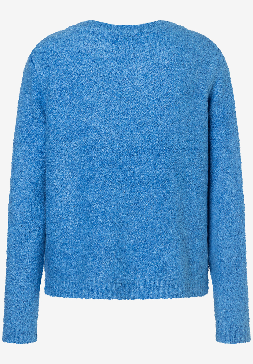 Ein blauer Strickpullover von MORE & MORE mit Bouclé-Textur für angenehmen Tragekomfort und Wärme. Ein blauer Strickpullover von MORE & MORE mit Bouclé-Textur für angenehmen Tragekomfort und Wärme.