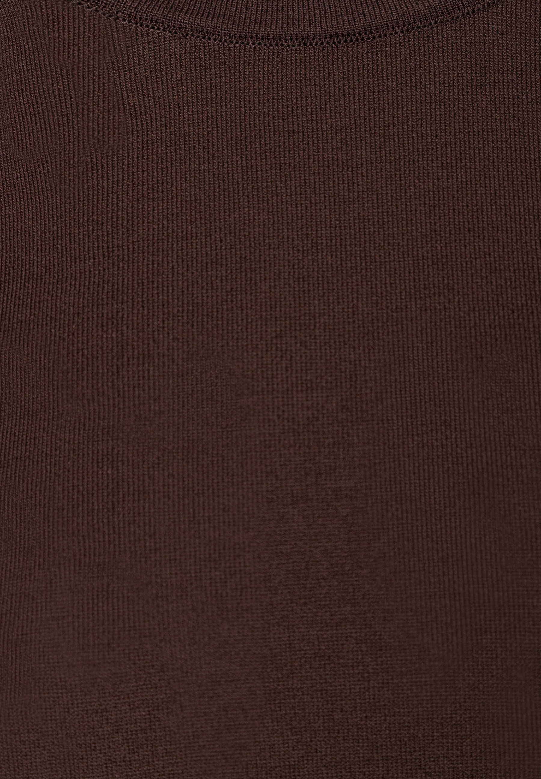 MORE & MORE Feinstrick-Pullover in Braun. Nahaufnahme des fein gerippten, braunen Strickstoffs. MORE & MORE Feinstrick-Pullover in Braun. Nahaufnahme des fein gerippten, braunen Strickstoffs.