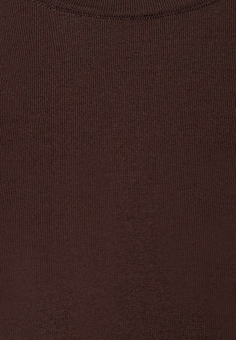 MORE & MORE Feinstrick-Pullover in Braun. Nahaufnahme des fein gerippten, braunen Strickstoffs. MORE & MORE Feinstrick-Pullover in Braun. Nahaufnahme des fein gerippten, braunen Strickstoffs.
