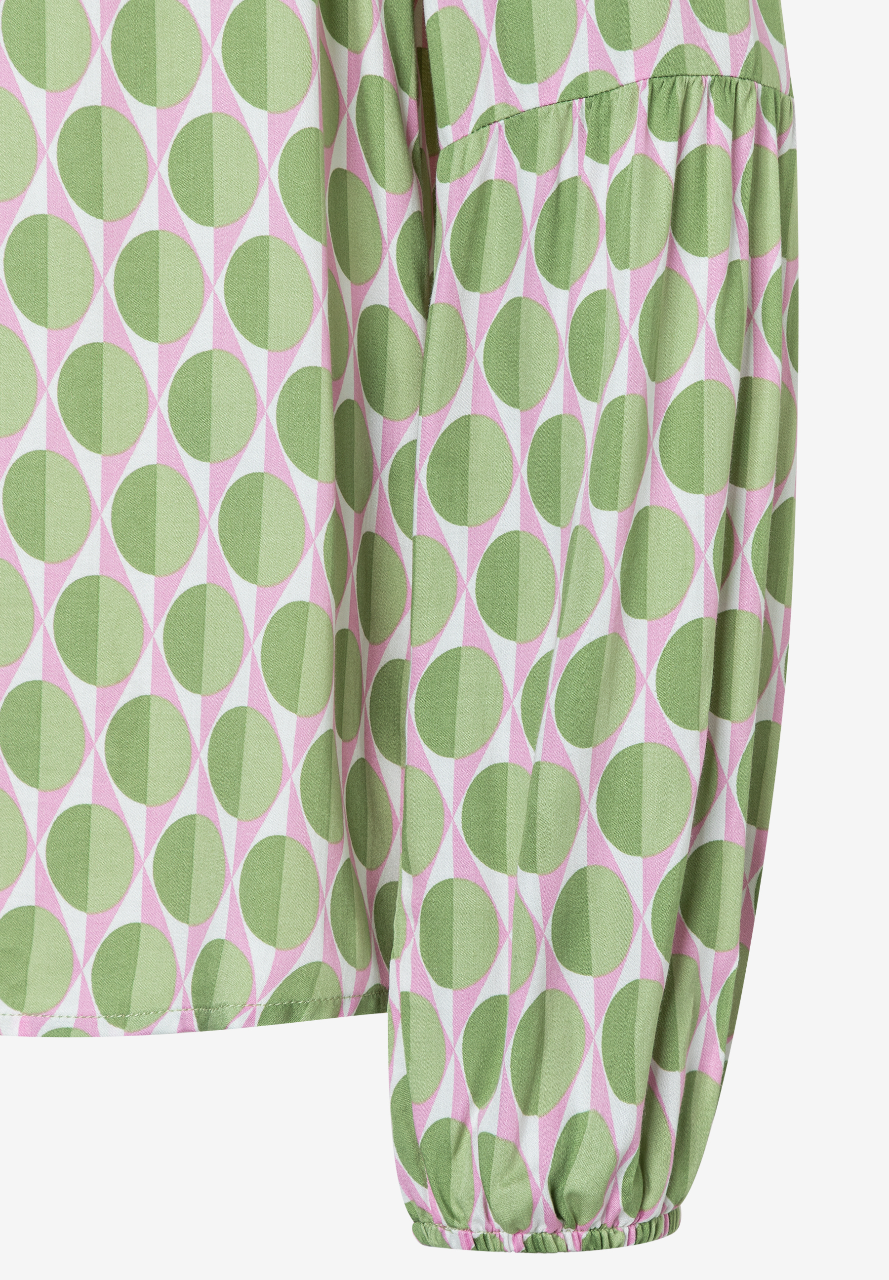 Detailaufnahme einer MORE & MORE Bluse mit grün-rosa Muster und fließender Viskose. Detailaufnahme einer MORE & MORE Bluse mit grün-rosa Muster und fließender Viskose.