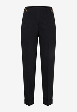 MORE & MORE schwarze Damen-Jeans mit Umschlag an den Beinenden und verstellbaren Schnallen am Bund, auf weißem Grund.
