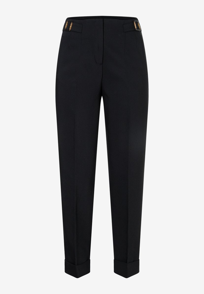 MORE & MORE schwarze Damen-Jeans mit Umschlag an den Beinenden und verstellbaren Schnallen am Bund, auf weißem Grund. MORE & MORE schwarze Damen-Jeans mit Umschlag an den Beinenden und verstellbaren Schnallen am Bund, auf weißem Grund.