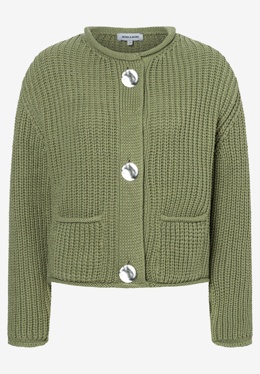 Grüne Strickjacke von MORE & MORE mit silbernen Knöpfen und Rippstrick-Muster für angenehmen Tragekomfort. Grüne Strickjacke von MORE & MORE mit silbernen Knöpfen und Rippstrick-Muster für angenehmen Tragekomfort.
