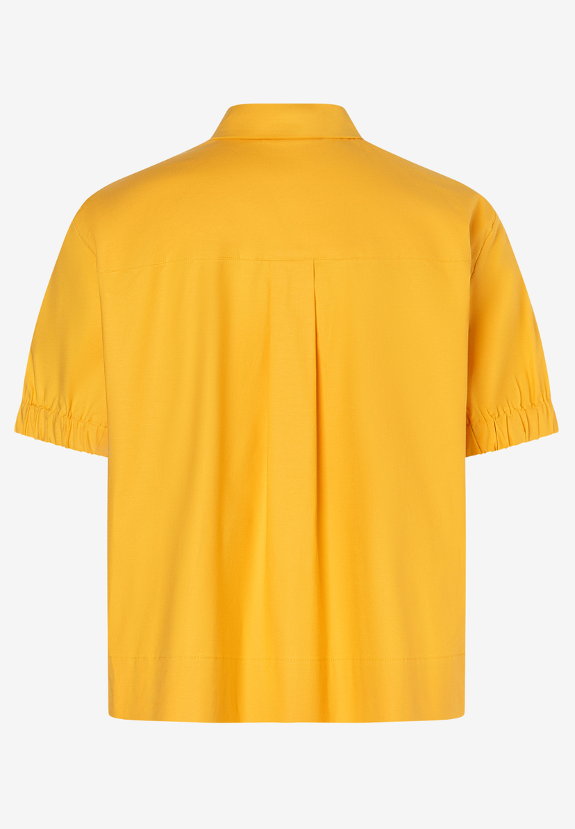 Rückansicht einer gelben MORE & MORE Bluse. Sie hat kurze, geraffte Ärmel und einen Kragen. Rückansicht einer gelben MORE & MORE Bluse. Sie hat kurze, geraffte Ärmel und einen Kragen.