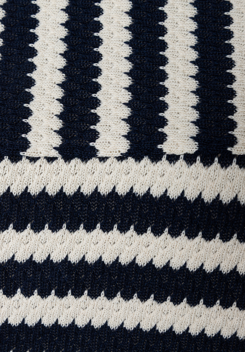 Detailaufnahme eines MORE & MORE-Sweatshirts aus Strukturjersey mit blau-weißen Streifen. Detailaufnahme eines MORE & MORE-Sweatshirts aus Strukturjersey mit blau-weißen Streifen.