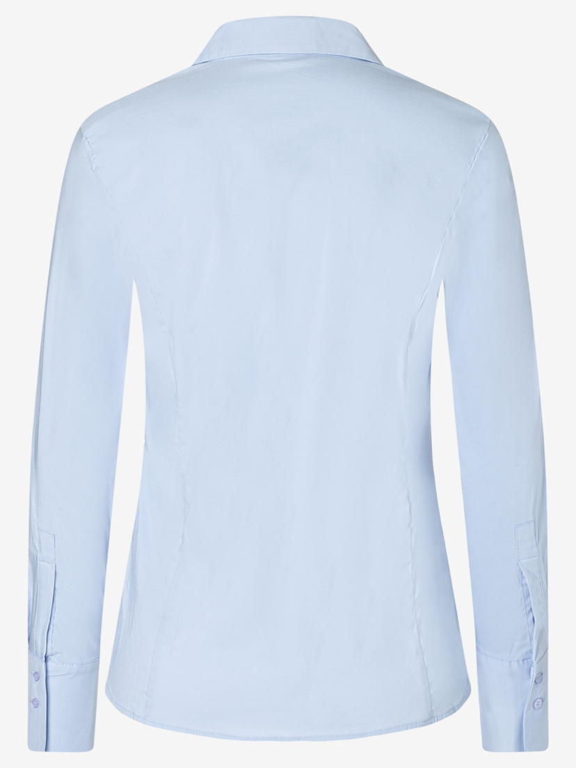 Himmelblaue MORE & MORE Bluse aus Baumwollmischung, Rückenansicht. Himmelblaue MORE & MORE Bluse aus Baumwollmischung, Rückenansicht.