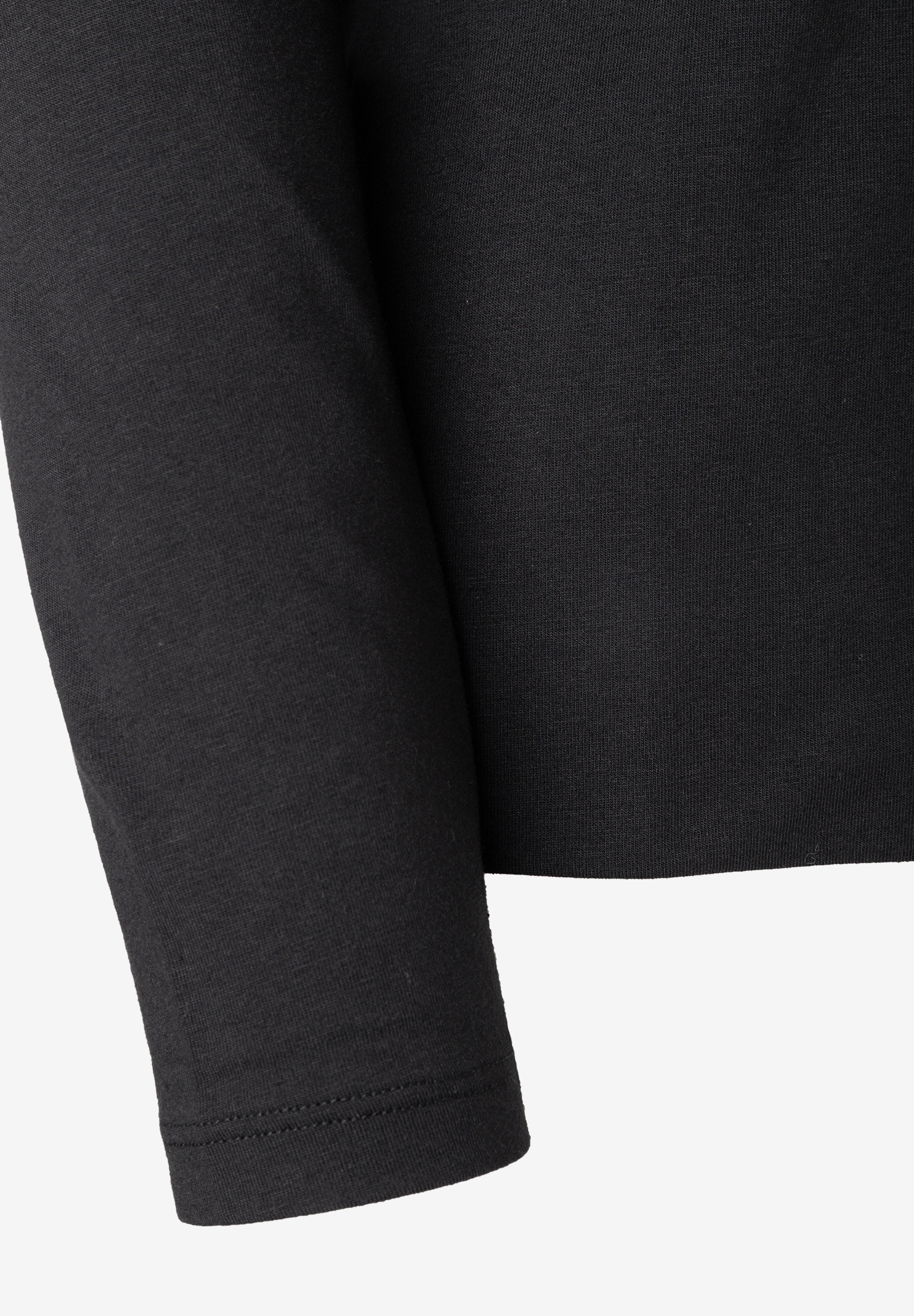 MORE & MORE Langarm-T-Shirt aus schwarzem Jerseystoff, Detail des linken Ärmels mit sauber genähtem Bündchen, seitlich gekrempelt.