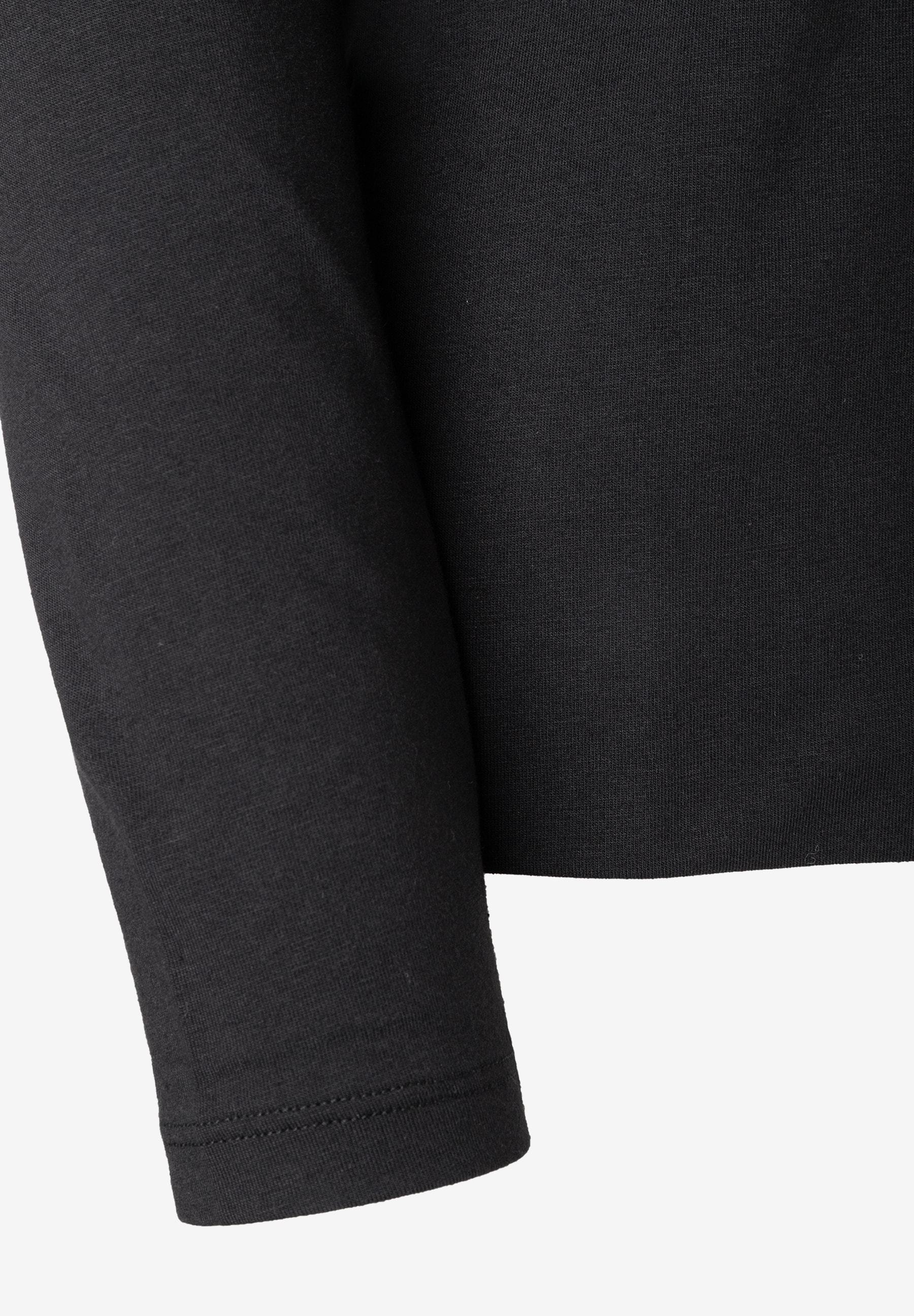 MORE & MORE schwarzes Jersey-Oberteil, Detailaufnahme des elastischen Stoffes und des Saums MORE & MORE schwarzes Jersey-Oberteil, Detailaufnahme des elastischen Stoffes und des Saums